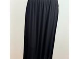 une jupe noire à plis avec une ceinture en cuir sur un mannequin, mannequin, mannequin, mannequin, mannequin, mannequin, manne