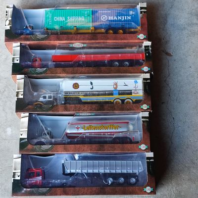 six types différents de petits trains exposés dans une vitrine