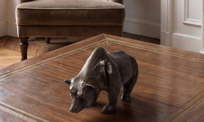 une statue d'ours posée sur une table dans un salon