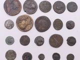 un assortiment de pièces de monnaie romaines antiques disposées sur un fond blanc