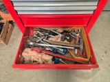 une boîte à outils rouge contenant de nombreux outils
