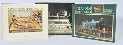 trois livres posés sur une table
