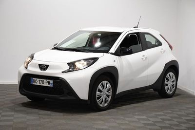 La Toyota C-HR blanche est garée dans une pièce blanche