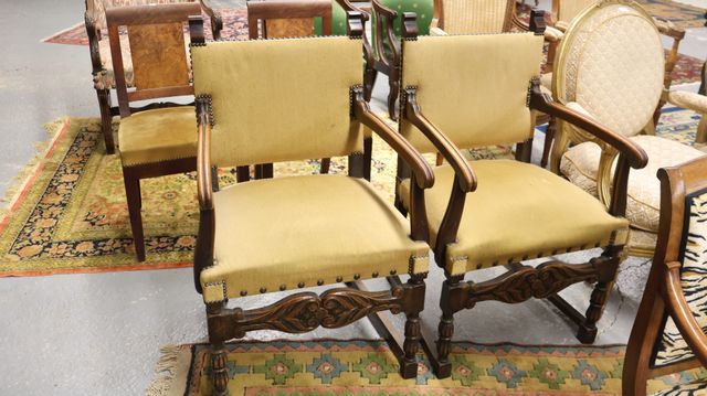 Paire de fauteuils en bois sculpté de style espagnol