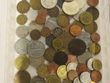 beaucoup de pièces de monnaie dans un récipient en plastique posé sur une table