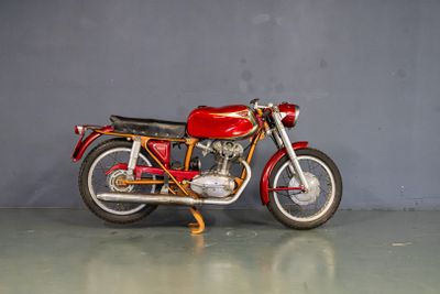 une moto rouge posée par terre