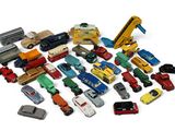 un grand nombre de petites voitures et de camions sur une surface blanche