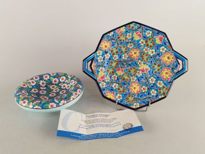 un petit bol et une petite assiette posés sur une table