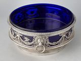 un saladier en verre bleu posé sur une table blanche