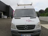 une camionnette blanche garée dans un parking