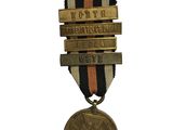 une vieille médaille entourée d'un ruban, sur laquelle est posée une autre médaille