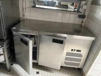 une petite cuisine équipée d'un réfrigérateur et d'un évier