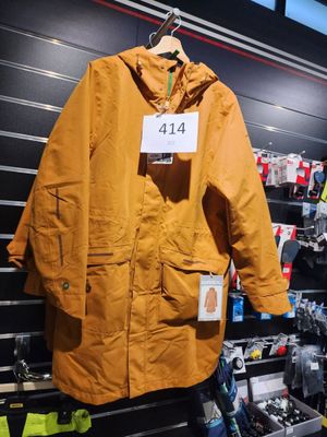 une veste jaune accrochée au mur d'un magasin