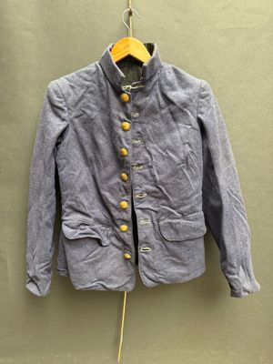 une photo d'une veste bleue suspendue à un cintre