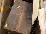 un bac en plastique contenant une valise et d'autres objets