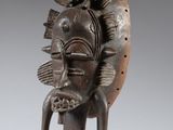 une statue en bronze représentant un homme coiffé d'un casque