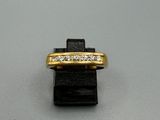 une bague en or jaune sertie de diamants, montée sur un bracelet en cuir noir