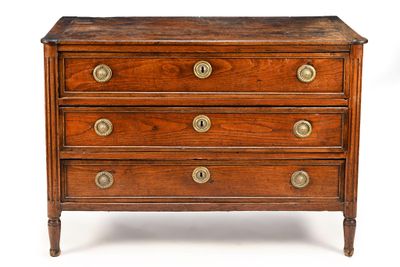 une commode en bois ornée de boutons en laiton