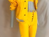 un mannequin vêtu d'une veste et d'un pantalon jaunes, sur un autre mannequin