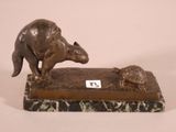 sculpture en bronze représentant un ours et une tortue, posée sur un socle en marbre