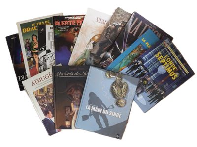 un grand nombre de livres posés sur une table