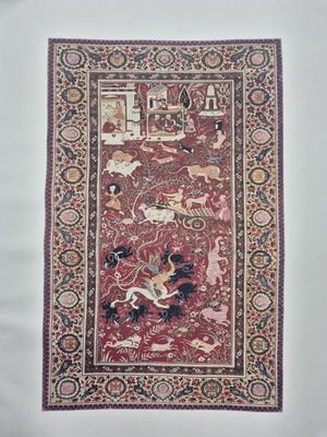 un tapis rouge orné d'animaux et d'oiseaux