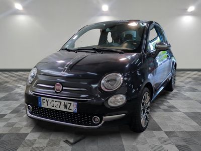 la photo d'une petite voiture noire garée dans un garage