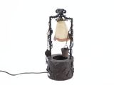 une lampe à laquelle est suspendue une clochette sur le côté