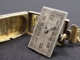 une montre en or à laquelle est attaché un porte-clés