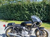 une moto garée sur le côté de la route