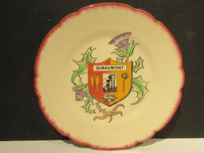 une assiette décorative ornée d'un blason