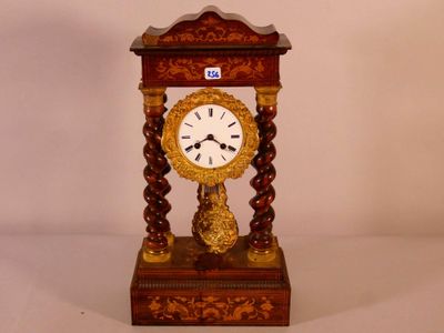 une petite horloge posée sur une table