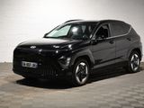 le 4x4 noir est garé dans le garage sur un sol en damier