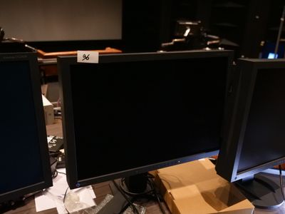 deux écrans d'ordinateur placés l'un à côté de l'autre sur un bureau