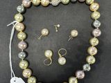 un ensemble composé d'un collier et de boucles d'oreilles avec des perles multicolores