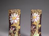 paire de vases ornés de fleurs et d'oiseaux sur fond gris