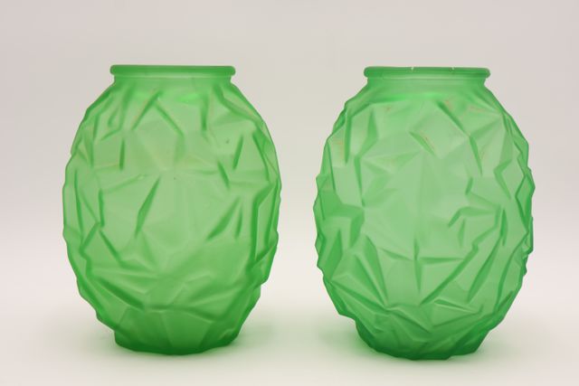 Paire de vases ovoïde en verre vert vers 1950. H : 21 cm. Fêles a...