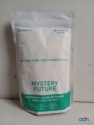 le dos d'un sachet contenant une poudre mystérieuse, posé sur un comptoir