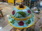 un plat bleu et jaune exposé dans une vitrine