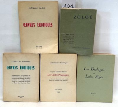 quatre livres sont empilés sur une surface blanche
