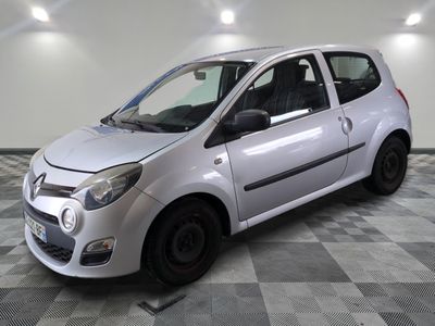 la photo d'une petite voiture argentée garée dans un garage