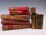 plusieurs vieux livres empilés sur une surface blanche