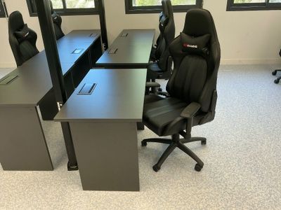 un bureau équipé d'un bureau, d'une chaise et d'un écran d'ordinateur