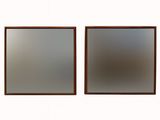deux miroirs carrés accrochés au mur : l'un a un cadre marron et l'autre a un cadre marron