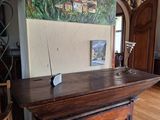 un tableau accroché au mur au-dessus d'une table dans un salon