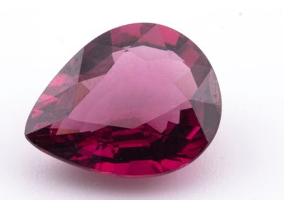 une tourmaline rose sur fond blanc