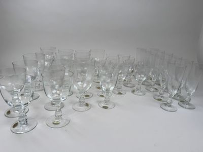 un grand nombre de verres à vin vides posés sur une table