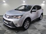 La Toyota RAV argentée est garée dans une pièce dont le sol est à carreaux.