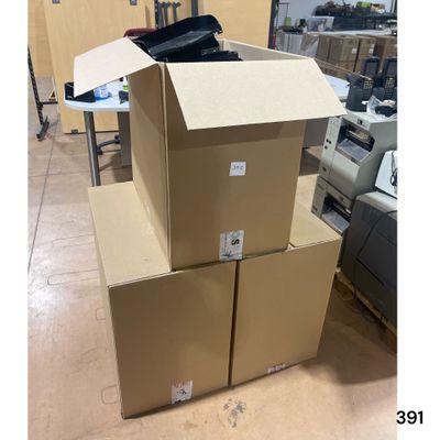 trois cartons empilés les uns sur les autres dans une pièce