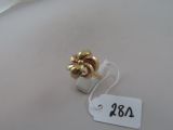une bague en or surmontée d'une fleur